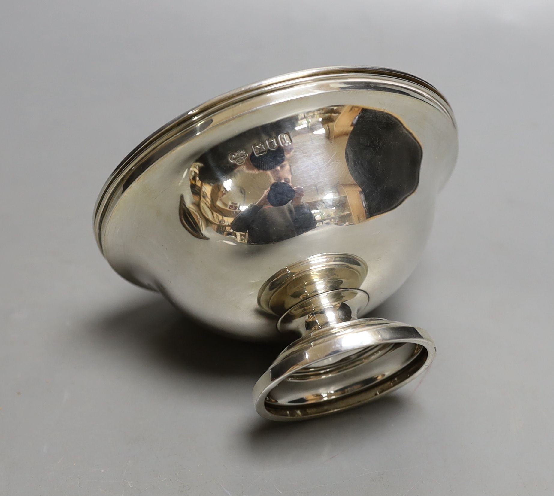 An Edwardian silver pot pourri bowl and cover, Goldsmiths & Silversmiths Co Ltd, with presentation inscription, London, 1906, diameter 11.6cm, 5oz.